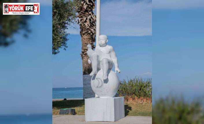 Kuşadası Heykel Sempozyumu eserleri sahilde sergileniyor
