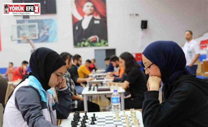 Öğrenciler satranç turnuvasında stratejilerini sergiledi