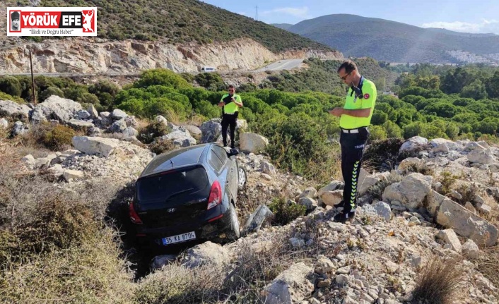 Otomobilin uçurumdan düşmesini kayalıklar engelledi