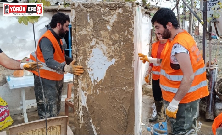 AFAD gönüllüleri selden etkilenen bölgelerde yaraları sarıyor