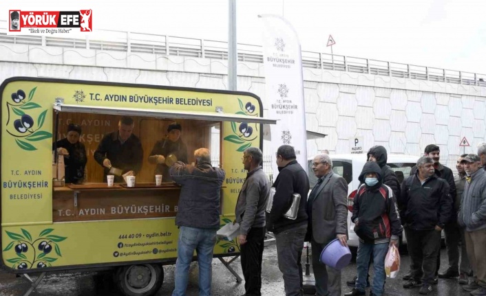 Aydın Büyükşehir Belediyesi’nden Kuşadalılara soğuk havada iç ısıtan ikram