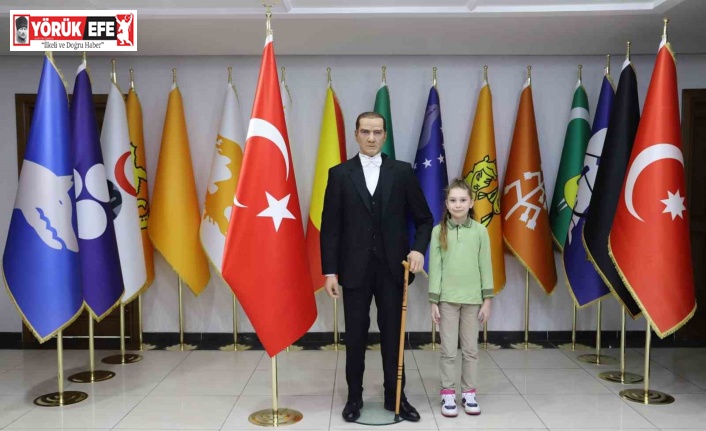 Başkan Özcan, vatandaşları Atatürk’ün balmumu heykelini göremeye davet etti