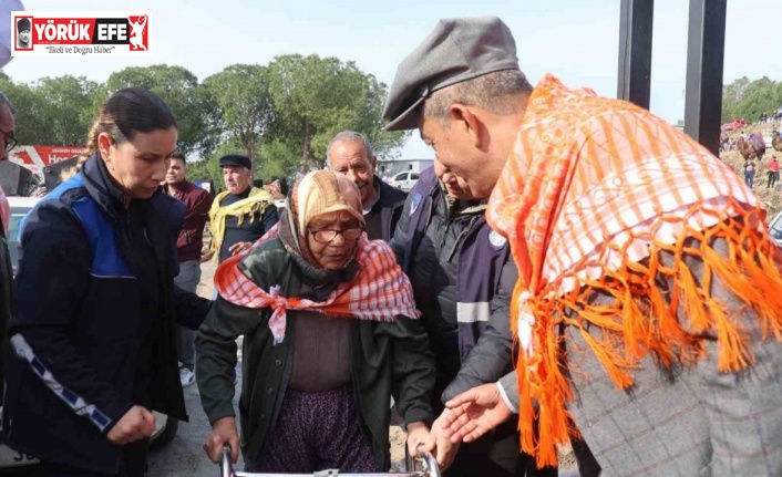 Koçarlı Deve Güreşi’nin onur konuğu 100 yaşındaki Fatma nine oldu