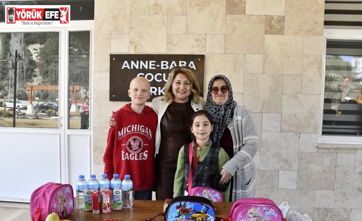 Kuşadası Belediyesi, öğrencilerin beslenme çantalarını dolduruyor