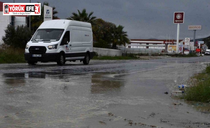 Kuşadası’nda her yağışta aynı manzara, Karayolları sorumluluğundaki yollar dakikalar içinde göle döndü