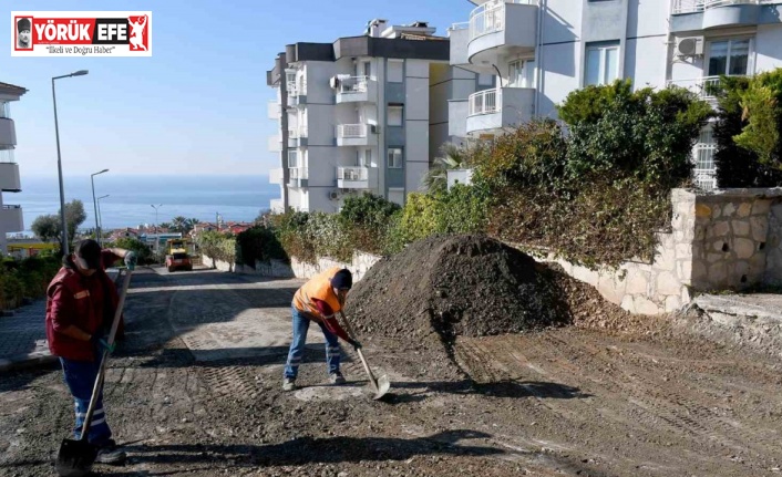 Kuşadası’nda sıcak asfalt seferberliği sürüyor