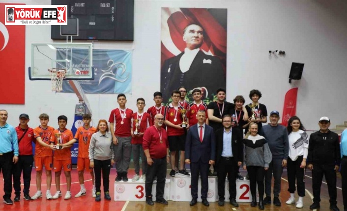 Liseli gençler şampiyonluk için ter döktü