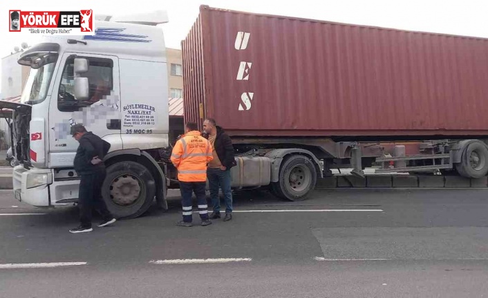 Araca çarpmamak için manevra yapan tır, refüje çıkıp karşı şeride geçti