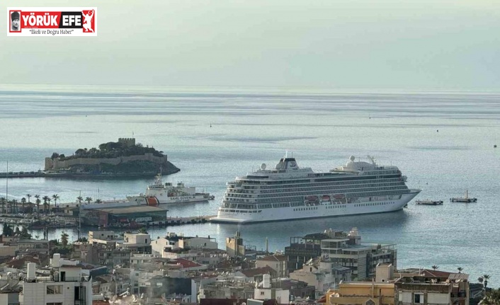 Bahama bayraklı kruvaziyer Kuşadası’na yanaştı