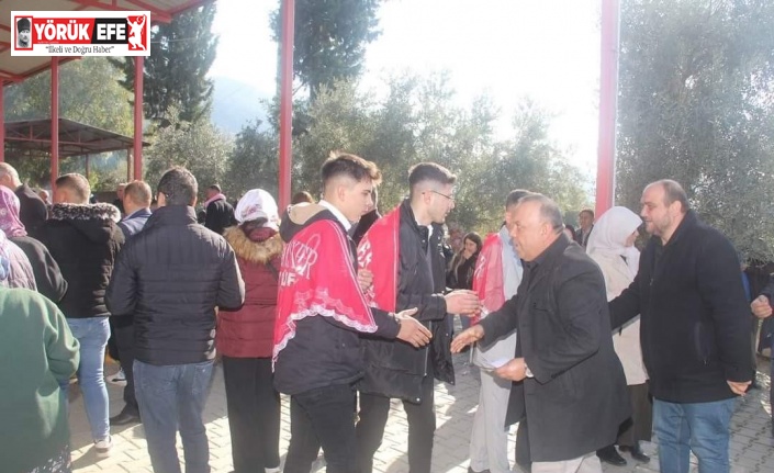 Başkan adayı Özel, gençleri Kışlası’na dualarla uğurladı