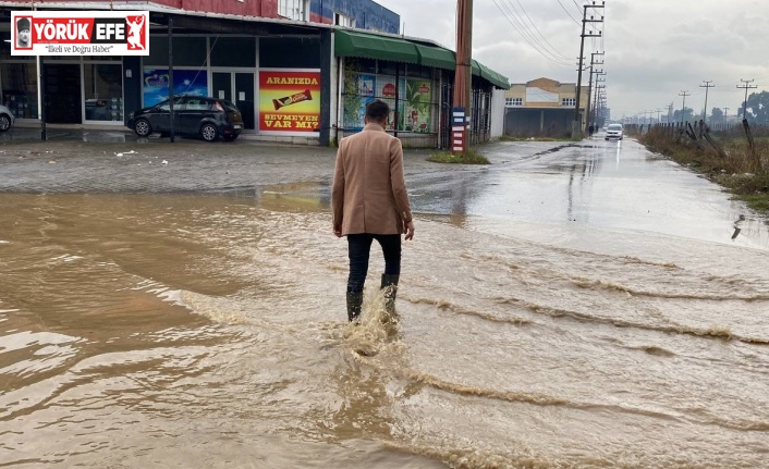 Göle dönen yolda düşen plakasını aradı