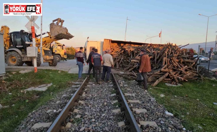Hemzemin geçitte kamyon devrildi, seferler durdu
