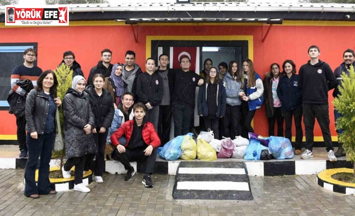 Kuşadası’nda öğrenciler can dostları besledi