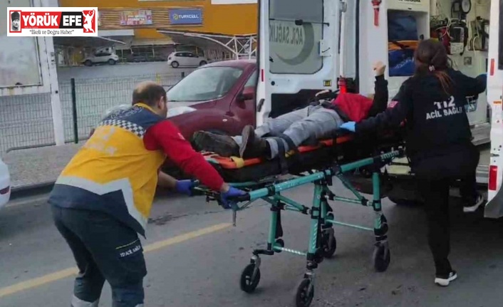 Önce aniden açılan araba kapısına çarptı, sonra otomobilin altında kaldı