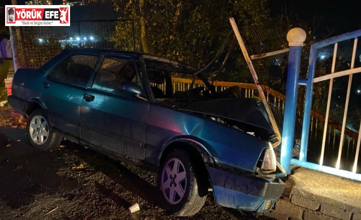 Otomobil demir korkuluklara ok gibi saplandı: 2 yaralı