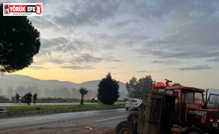 Otomobil kum yüklü traktöre çarptı