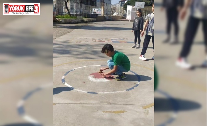 Efeler’de geleneksel oyunlar, okul bahçelerine çizildi