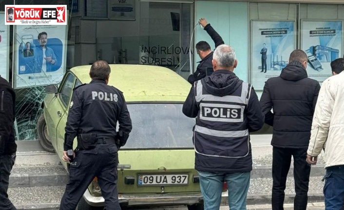 Otomobil banka şubesine girdi