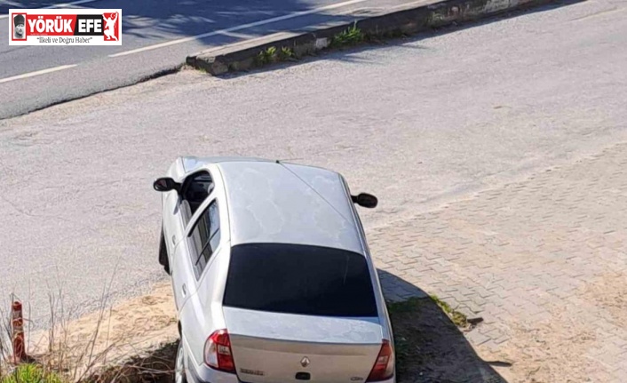 Umurlu’da araç kanala düşmekten son anda kurtuldu
