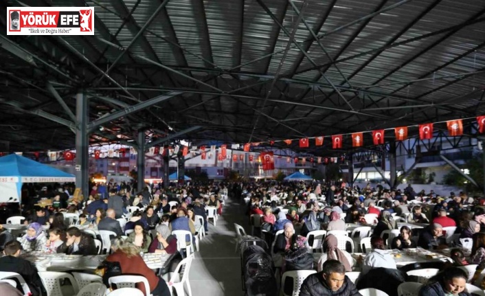 Atay hizmete açtğı Adnan Menderes Kapalı Pazar Yeri’nde mahalle sakinleriile iftar açtı