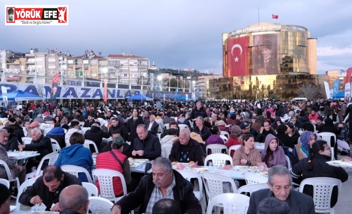 Aydın Büyükşehir Belediyesi kentin birçok noktasında iftar sofraları kurmaya devam ediyor