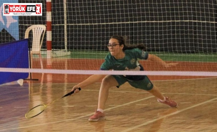 Genç yeteneklerin badminton mücadelesi başladı