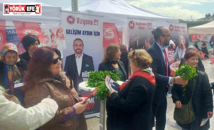 Kadınların gününü maydanoz dağıtarak kutladı