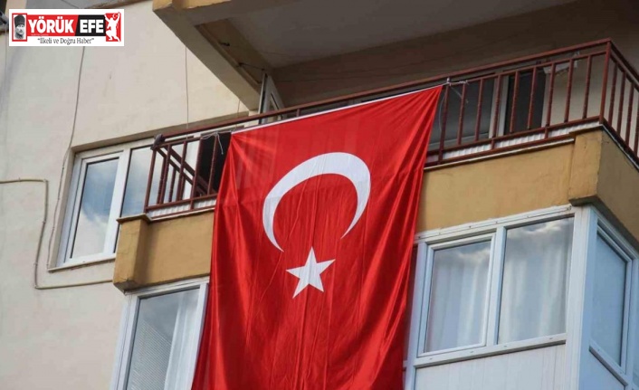 Konya’daki kazada şehit olan Uzman Çavuş Güven’in evine Türk bayrağı asıldı