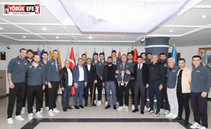 Şampiyon voleybol takımı kupayı Başkan Özcan’a teslim etti