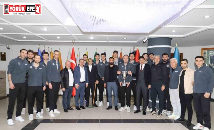 Şampiyon voleybol takımı kupayı Başkan Özcan’a teslim etti