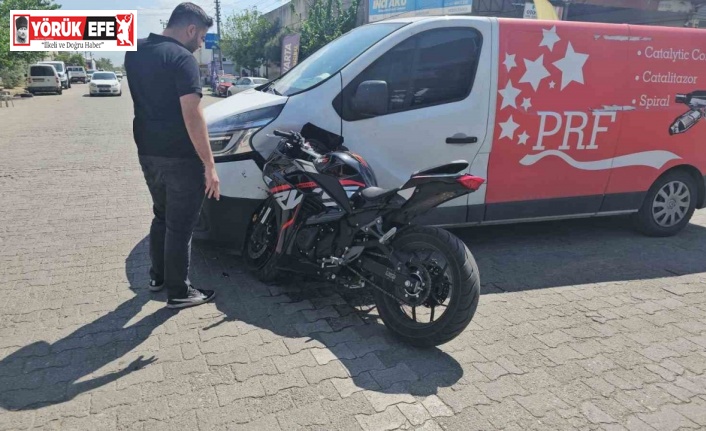 Motosiklet araca ok gibi saplandı