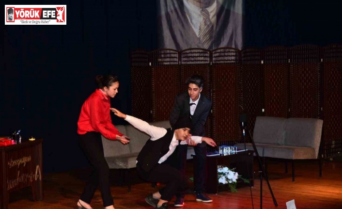 Nazilli’de öğrenciler tiyatro oyunu sergiledi