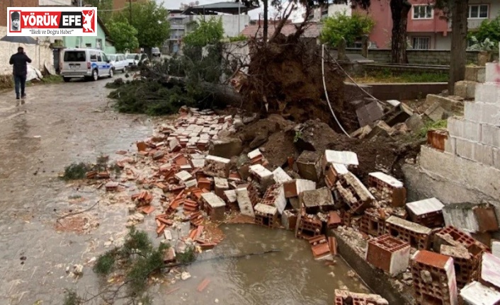 Şiddetli yağış ve fırtına Köşk’te de etkisini gösterdi