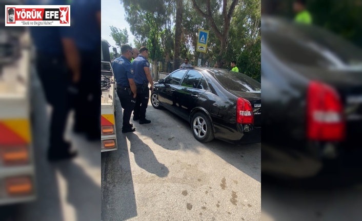 Kendisini otomobiline kilitleyen sürücü, polise zor anlar yaşattı