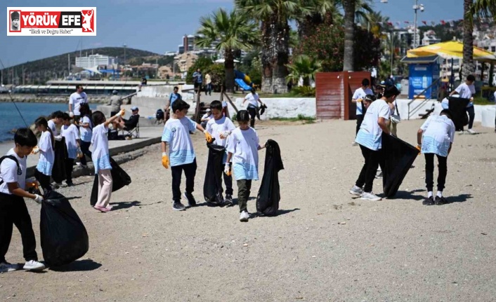Kuşadası’nda çevre dostu öğrenciler kıyı temizliği yaptı