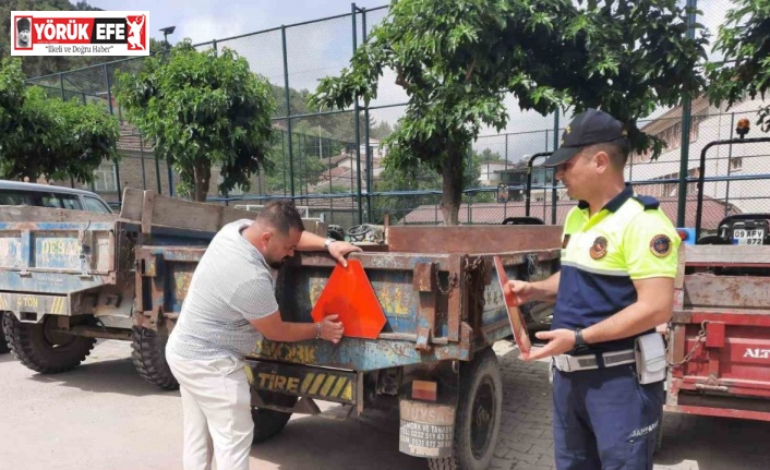 Kuşadası’nda traktör sürücülerine reflektör dağıtıldı