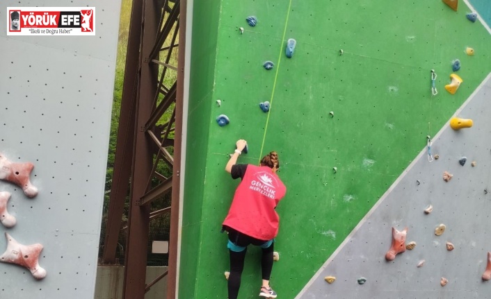 Olimpik tırmanma duvarına çıkan gençler adrenalini yaşadı