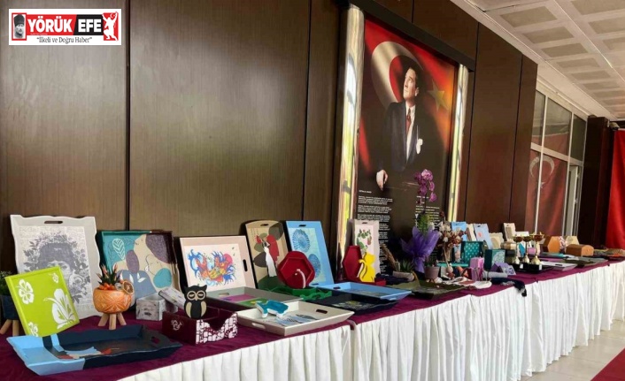 Yurtta kalan öğrencilerin yaptığı resimler görücüye çıktı