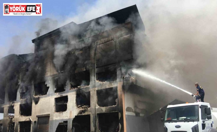 Aydın OSB’deki yangında 2 itfaiye personeli dumandan etkilendi