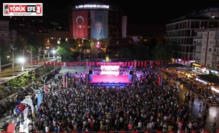 Binlerce Aydınlı kent meydanında bir araya geldi