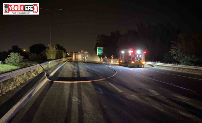 Doğalgaz yüklü tır devrildi, otoyol trafiğe kapatıldı