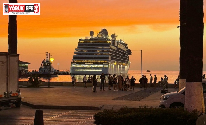 Kuşadası’nda gün batımı mest ediyor