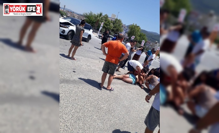 Kuşadası’nda motosiklet otomobile çarptı: 2 yaralı