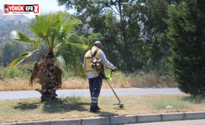 Temizlik işçilerinin sıcakla mücadelesi başladı