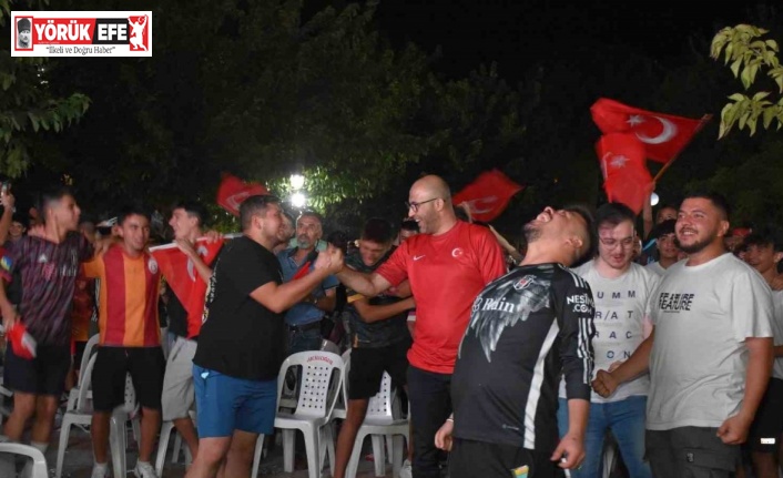 Başkan Zencirci maçı vatandaşlarla takip etti