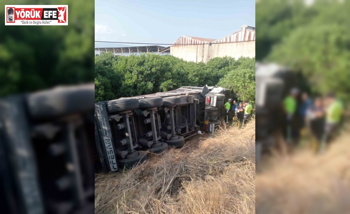 Sürücüsünün kontrolünü kaybettiği tır, karşı şeride geçip bahçeye devrildi
