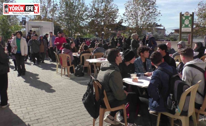 Kuyucaklı öğretmenlerden öğrencilerine aşure ikramı