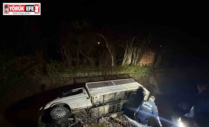 Kamyonet kanala uçtu, sürücü kayıplara karıştı