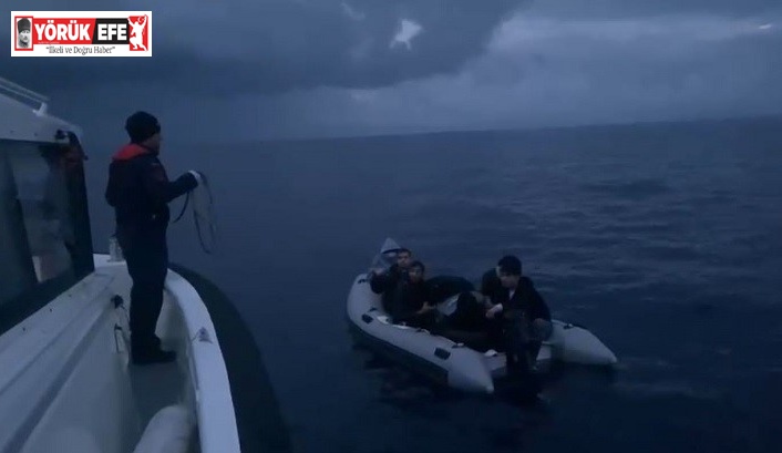 Lastik bot içerisindeki 4 düzensiz göçmen kurtarıldı