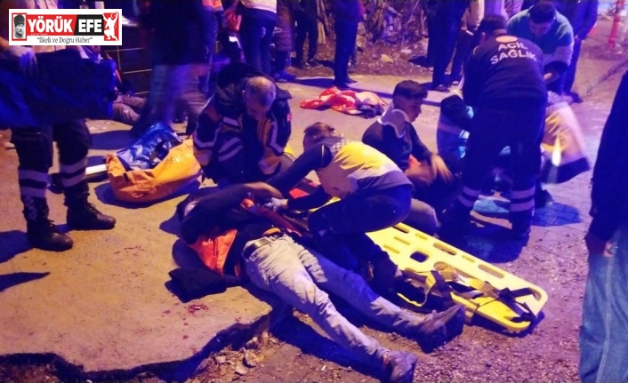 Motosikletle çarpışarak savrulan ticari araç, park halindeki araçlara çarptı: 9 yaralı